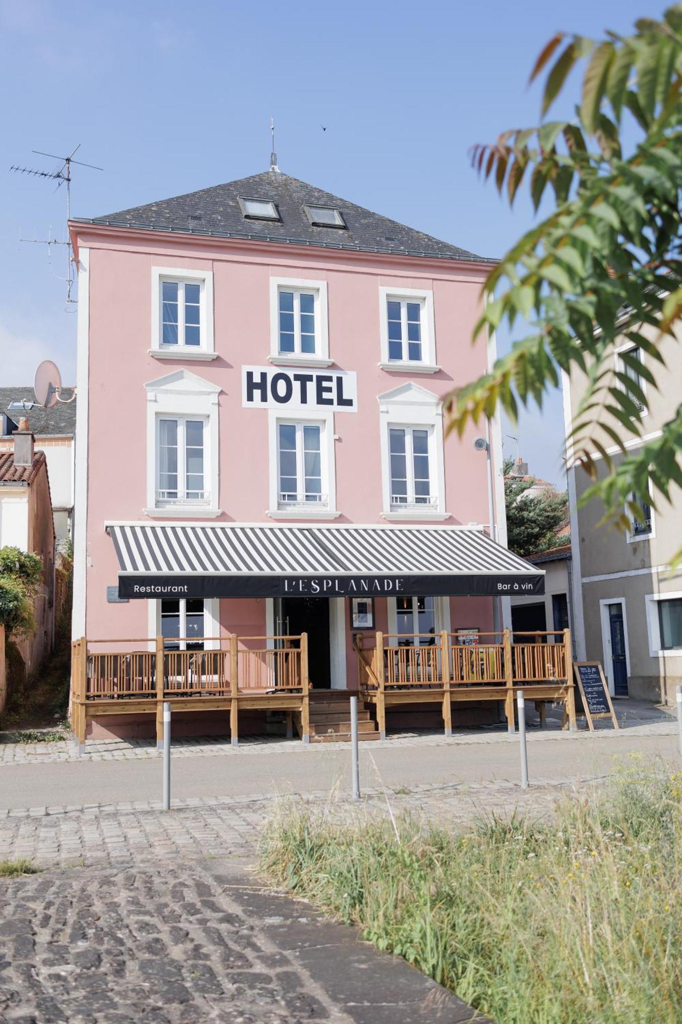 L'Esplanade Hotel Restaurant Bar A Vin Le Pellerin Exteriér fotografie